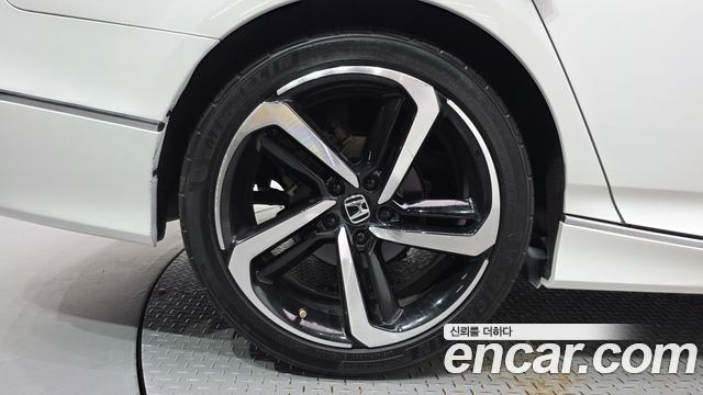Honda Accord 10-го поколения 2.0 Turbo Sport - фото 3