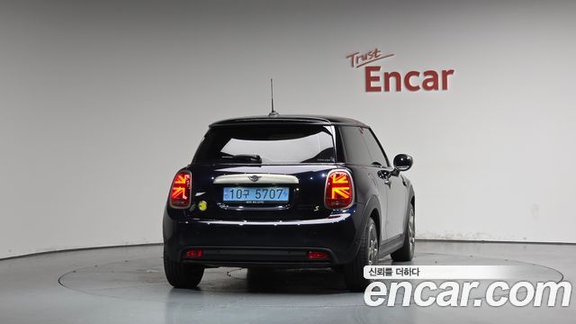 Mini Cooper Electric SE Electric 3rd - фото 3