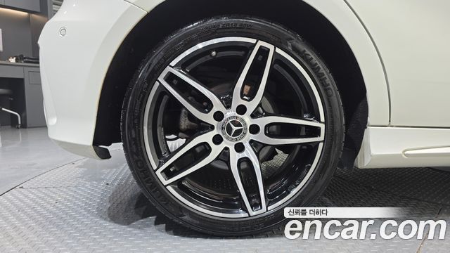 Mercedes-Benz A-Class W176 A200 AMG Line - фото 4