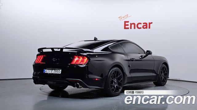 Ford Mustang Coupe - фото 1