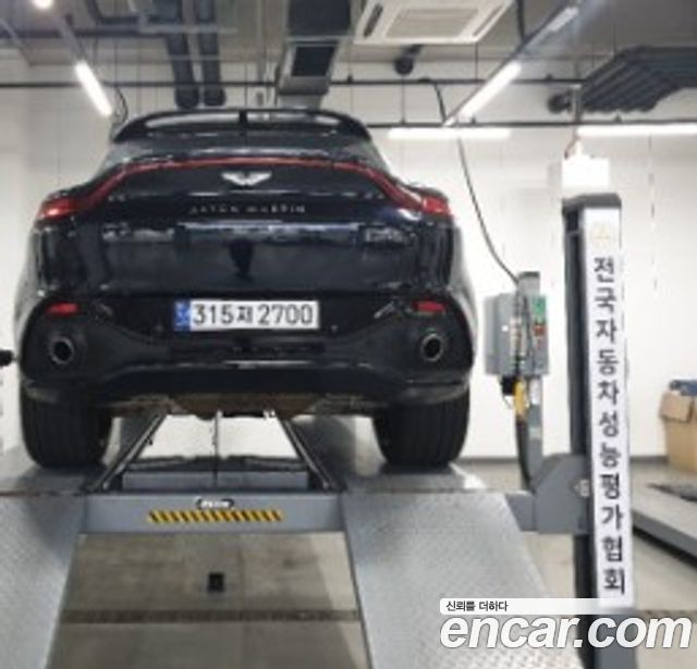 Aston Martin DBX 4.0 V8 - фото 1
