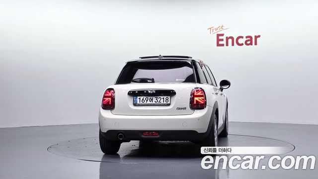 Mini Cooper 5Door HIGH 3rd - фото 3