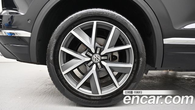 Volkswagen Touareg 3-го поколения 3.0 TDI Prestige - фото 4