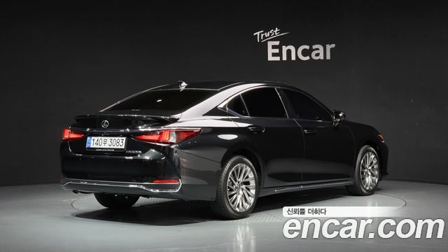 Lexus ES 300h 7-го поколения Executive - фото 1