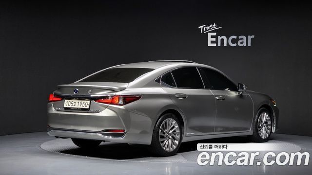 Lexus ES 300h 7-го поколения Executive - фото 1