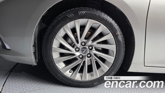 Lexus ES 300h 7-го поколения Executive - фото 4