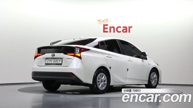 Toyota Prius 4-го поколения 1.8 - фото 1