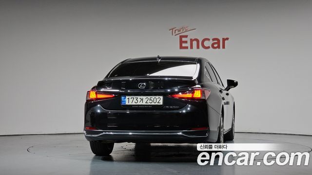 Lexus ES 300h 7-го поколения Executive - фото 3