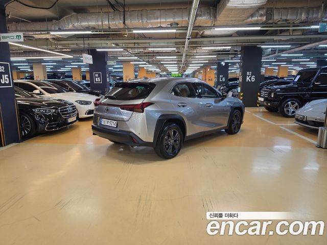 Lexus UX 300h 2.0 2WD - фото 1