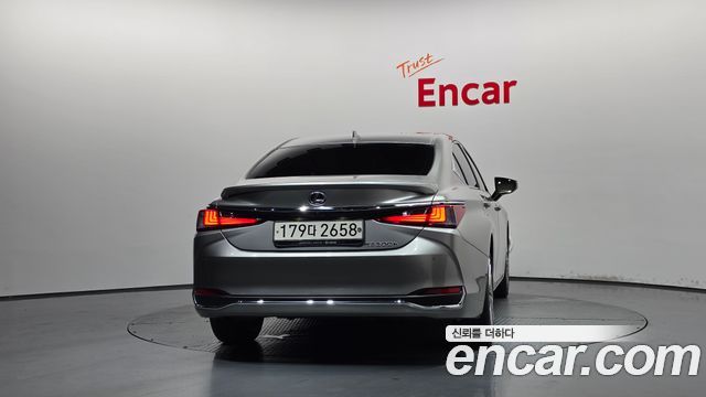 Lexus ES 300h 7-го поколения Luxury Plus - фото 3