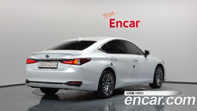 Lexus ES 300h 7-го поколения Luxury Plus - фото 1
