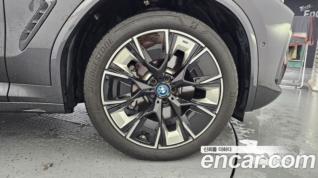 BMW iX3 M Sports - фото 3