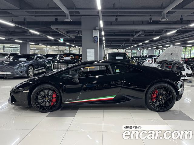Lamborghini Huracan LP640-4 Performante - фото 1