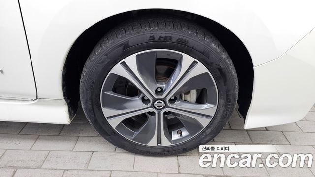 Nissan Leaf ZE1 EV SL - фото 4