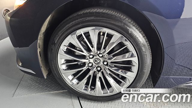 Lexus LS 5-го поколения 3.5 Platinum AWD - фото 4