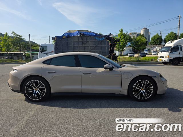 Porsche Taycan Base - фото 0