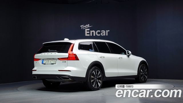 Volvo V60 2-го поколения B5 Pro AWD - фото 1