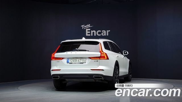 Volvo V60 2-го поколения B5 Pro AWD - фото 3