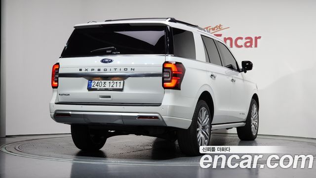 Ford Expedition Platinum 4WD 7Seater - фото 1