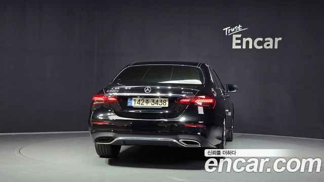 Mercedes-Benz E-Class W213 E220d 4MATIC AMG Line - фото 3