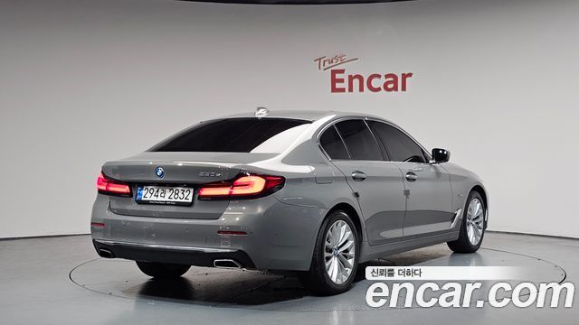 BMW 5-Series G30 530e Luxury - фото 0