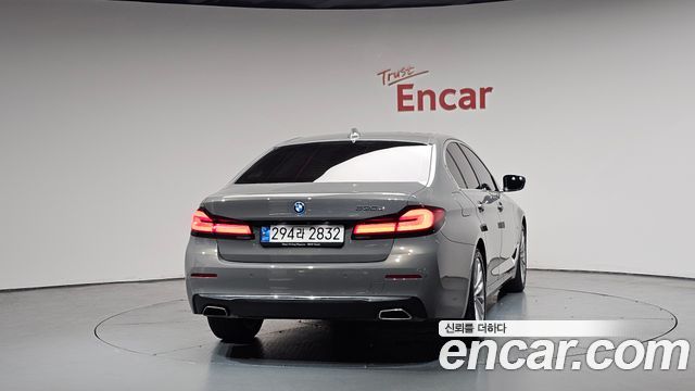 BMW 5-Series G30 530e Luxury - фото 2