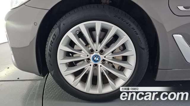 BMW 5-Series G30 530e Luxury - фото 3