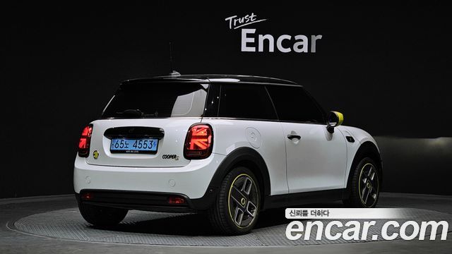 Mini Cooper SE Electric 3rd - фото 1