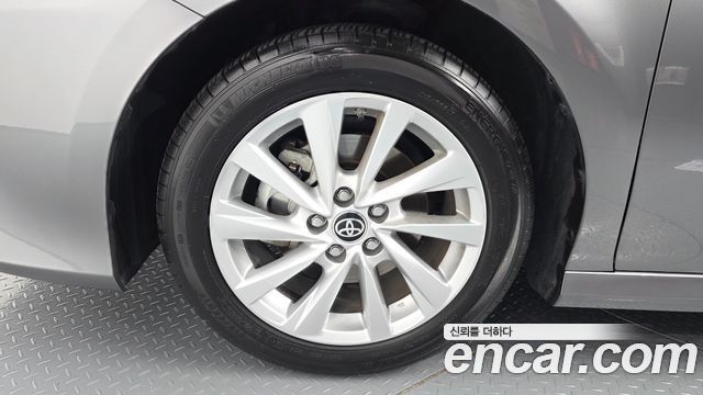 Toyota Camry XV70 2.5 LE Hybrid - фото 4