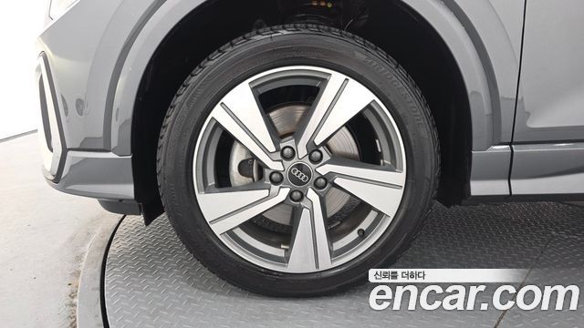 Audi Q2 35 TDI Premium - фото 4