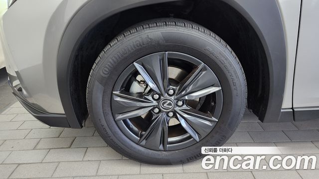 Lexus UX 2.0 2WD - фото 4