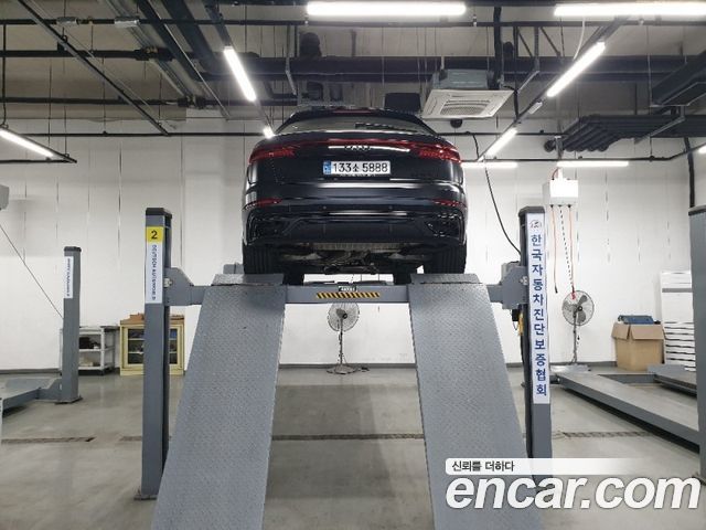 Audi Q8 55 TFSI Quattro Premium - фото 1