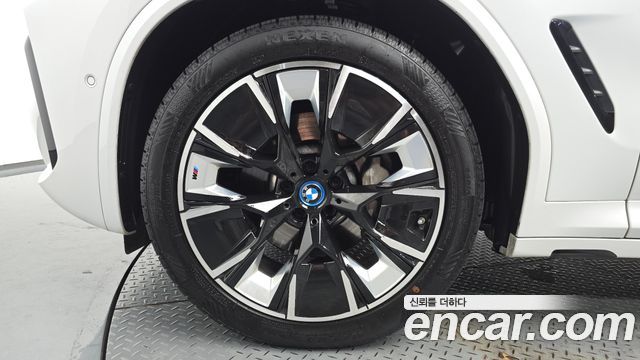 BMW iX3 M Sports - фото 3