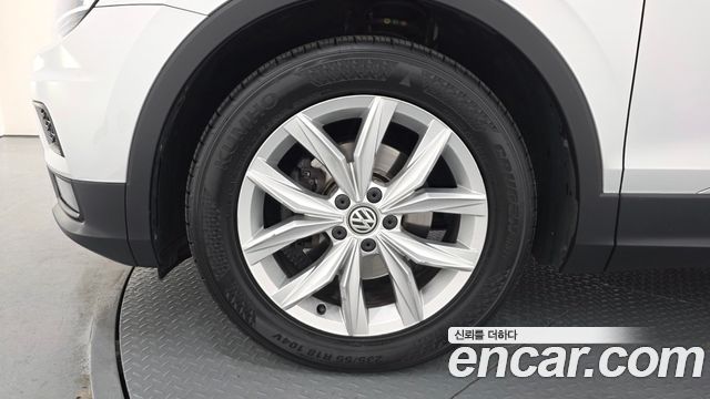 Volkswagen Tiguan 2-го поколения 2.0 TDI Premium - фото 4