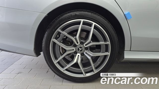 Mercedes-Benz E-Class W213 E220d 4MATIC AMG Line - фото 4