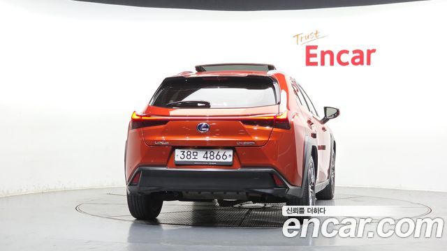 Lexus UX 2.0 AWD - фото 2