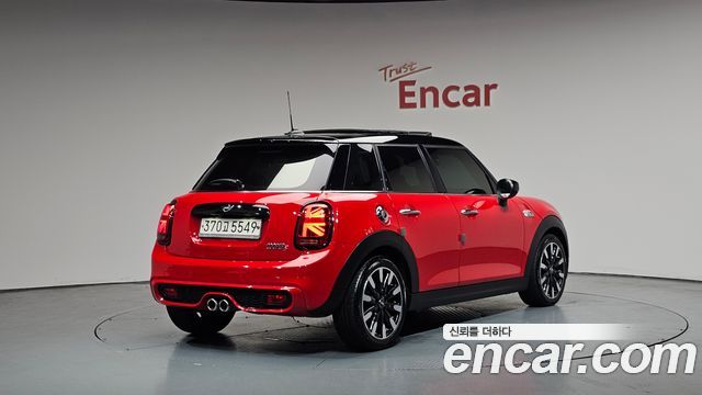 Mini Cooper 5Door HIGH 3rd - фото 0
