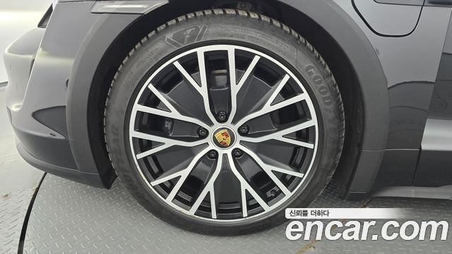 Porsche Taycan 4 Cross Turismo - фото 4