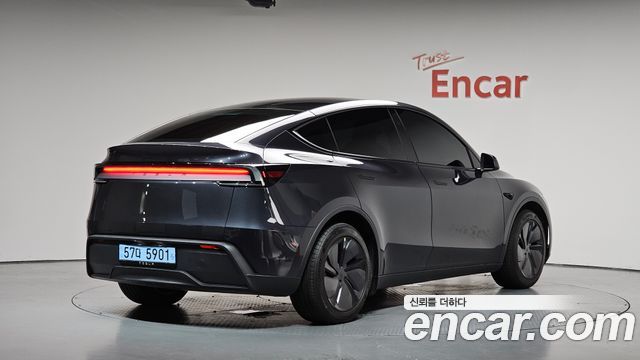 Tesla Model Y RWD - фото 0