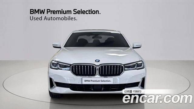 BMW 5-Series G30 520i Luxury - фото 2