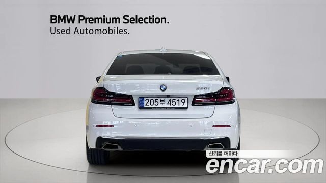 BMW 5-Series G30 520i Luxury - фото 3