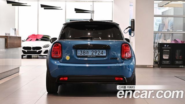 Mini Cooper SE Electric 3rd - фото 3