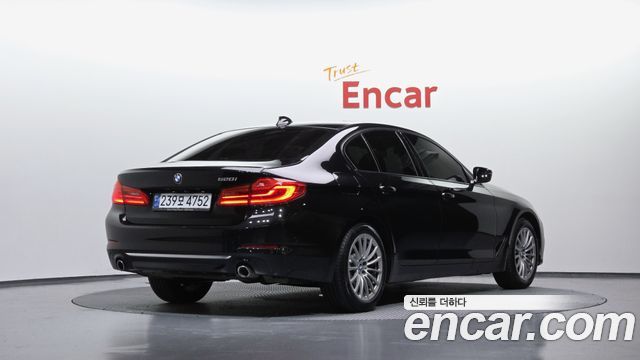 BMW 5-Series G30 520i Luxury - фото 1
