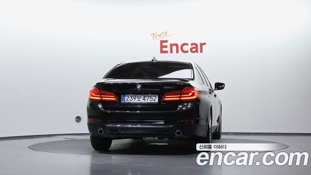 BMW 5-Series G30 520i Luxury - фото 3