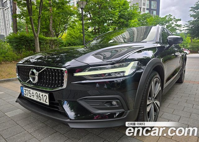 Volvo V60 2-го поколения B5 Pro AWD - фото 1