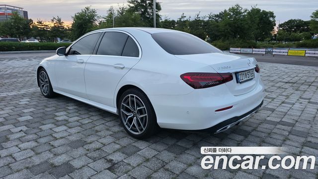 Mercedes-Benz E-Class W213 E220d 4MATIC AMG Line - фото 4