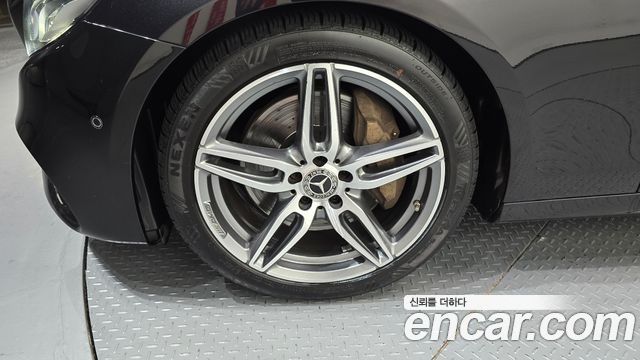 Mercedes-Benz E-Class W213 E300 AMG Line - фото 4