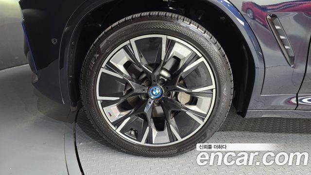 BMW iX3 M Sports - фото 4