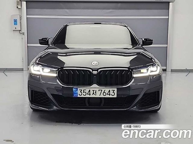BMW 5-Series G30 M550i xDrive - фото 1