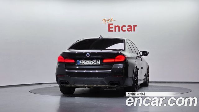 BMW 5-Series G30 M550i xDrive - фото 3